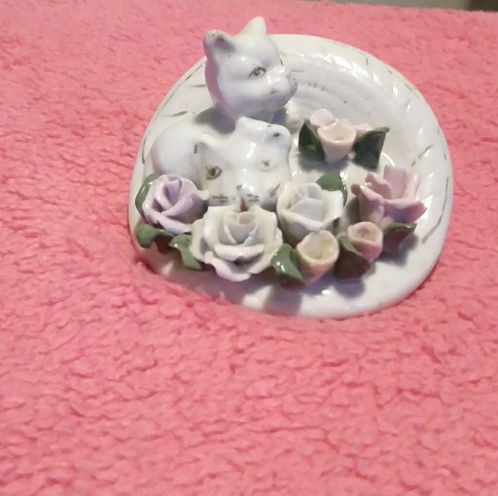 Little porcelain kitty